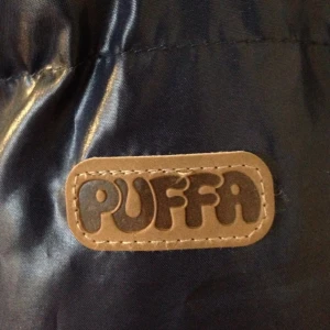 Navy-blå dunjacka från engelska märket Puffa. Funkar även bra till de som har storlek S! - Navy-blå dunjacka från engelska märket Puffa. Funkar även bra till de som har storlek S!