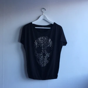  - Snygg svart T-shirt med dödskalle på.