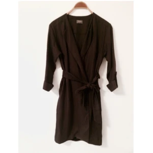  - Superfin mörkgrön höst/vår-jacka!
Använd endast ett fåtal gånger och är så gott som ny. Strl är XS men passar även 36-38 (som jag är) beroende på hur man vill att den ska sitta. 

Nypris: 999 kr 