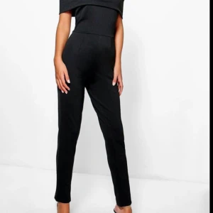  - Hejsan!!

säljer min fina jumpsuit set, helt ny oanvänd med prislappen på! den är i storlek 38. Och stretchig så den har en jättefin passform. 

Passa på!