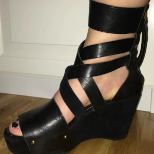  - Snygga kilklacksskor från Acne! Nypris 2400kr 