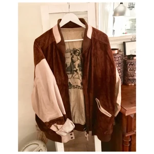  - En vintage mockajacka i bomber-modell från Styling By Saki Leather. Ärmar och detaljer i äkta skinn. Tryck på insidan rygg, innerfickor med äkta mockadetaljer. 

Ett guldfynd 💫 Jag använder Swish men vill du betala genom Plick SafePay så säg till 👗