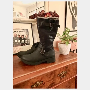  - Varmfodrade vinterstövlar av märket Anna Field. Mycket sparsamt använda. Mjukt skaft och dragkedja på insidan.

Jag använder Swish men vill du betala genom Plick SafePay så säg till 👗
Nypris: 549kr