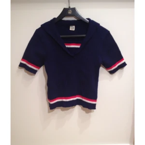  - Supersöt jumper, sailor style 💙❤️ krage som lixom hänger löst på baksidan. Stretchigt akrylmaterial så kan passa flera storlekar