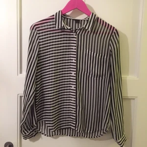  - Randig transparent blus från Monki. Endast använd ett fåtal gånger och i jättefint skick 