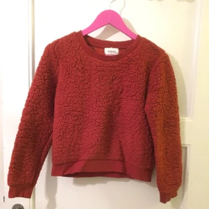  - Roströd varm och skön tröja i ett lite fleeceaktigt material. Från Monki, endast använd ett fåtal gånger.