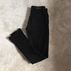  - Svarta tighta mig raise Levis jeans i nyskick. 
Endast använda 5ggn