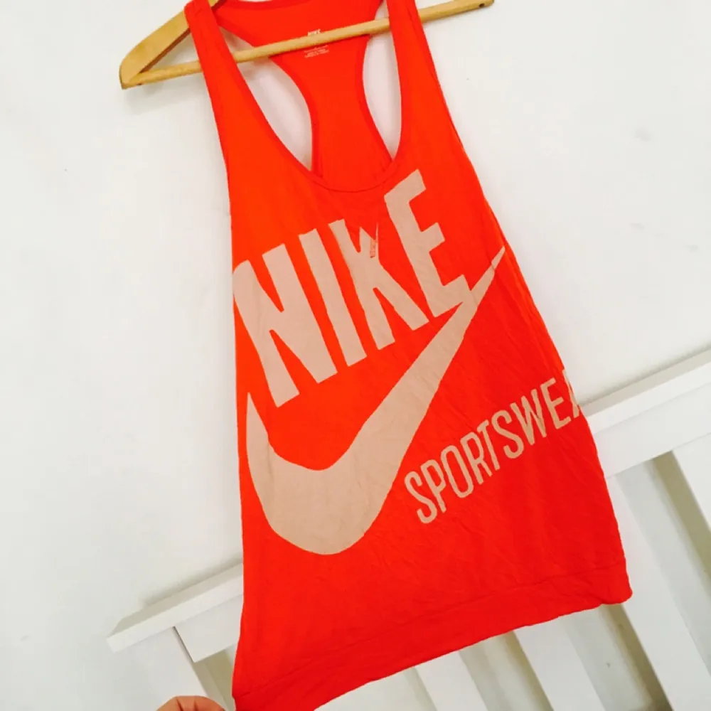 Sportigt linne från Nike. . Toppar.