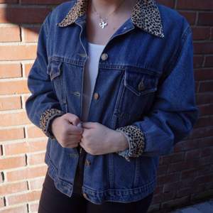 Oversized jeansjacka med leopardmönster. Köpare betalar för ev frakt