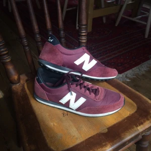  - Säljer mina gamla favoriter från New balance då dom inte kommer till mycket användning längre. Köpta för 799 kr! Dom är använda men är i fint skick! Frakten ingår i priset! 💕💕