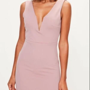  - Långklänning med V-ringning från missguided. Helt oanvänd, lappen finns kvar. Originalpris ca 400kr + frakt (se hemsidan) Sjukt snygg klänning till fest, bal eller liknande! :)