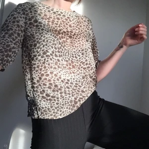  - Vintage leopardtopp i fladdrigt material. Tyget är lite transparent. Frakt ingår i priset.