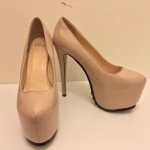  - Supersnygga klackskor med platå från Nelly som gör de enkla att gå i. 