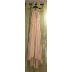  - Balklänning i storlek small. Oanvänd då den inte passade på mig! Färgen stämmer bäst på bild 1