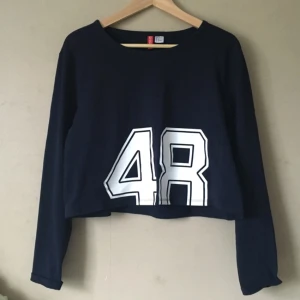  - Mörkblå cropped tröja från H&M. Den är strlk L men eftersom den är croppad så är den snygg att ha även om man är S-M.

Frakt tillkommer, tar swish!