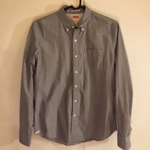  - Helt ny Levi's skjorta (nypris 850kr) 