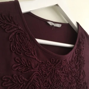  - Rötvin färg från H&M, super kvinnlig och styltig med vita byxor eller vit pencilkjol