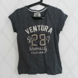  - T-shirt från Miss Milla. Nytt skick.
Frakt tillkommer.