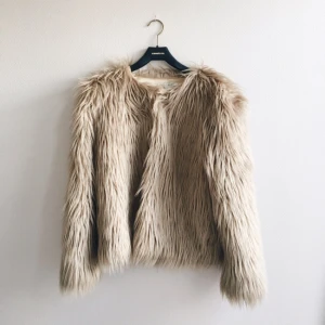  - Supermysig faux fur från Nly Trend. Köpt här på plick men passade mig inte tyvärr. Frakt 52 kr. 