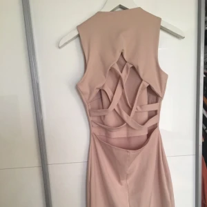  - Stilren beige klänning. Nypris 499 säljes för 279