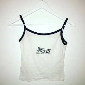  - SKITCOOLT linne från New York med en drake och fin text. Det är kort och tight på mig som är strlk M så passar nog perfekt på en S/XS! 
Ovanligt tryck! 
🌹🦂🌹