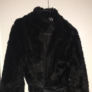  - Fake päls jacka. Nypris 799kr. Säljer för 390! Kan frakta och ta fler bilder