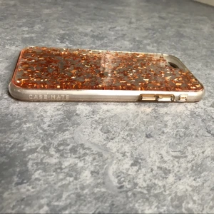  - iPhone 6s skal, med rosa guld i från casemate (kostade ny 550kr). Kattguld i skalet! Passar både iPhone 6 & 6S