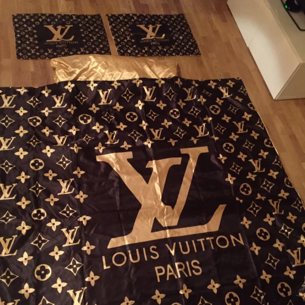 Louis Vuitton påslakanset för dubbelsäng. Två örngott, påslakan samt underlakan (i guldigt - ej mönster). Oanvänt men utan kartong. Dragkedja nedtill på påslakanet. Glansigt silkigt material.. Övrigt.