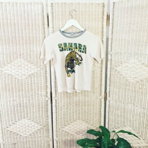  - I BRIIIING YOOOOU: Old school magtröja straight from Teneessee, Nashvilles 70-tal. Det är nämligen min kompis mammas gamla barntröja som jag fick ta över för massa år sedan. Nu vill den ha en ny ägare🌮

FRI FRAKT 💌