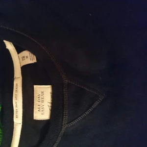 - scotch & soda navy sweater. mjuk, basik med snygga detaljer. helt ny, använd 2-3 ggr, kvitto finns. nypris 900kr
