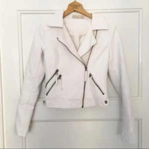  - Mycket fin, vit skinnjacka från Noisy may. Perfekt som vårjacka! Fin modell som smiter åt tight. Aldrig använd eftersom jag har flera andra jackor, även därför jag säljer. 