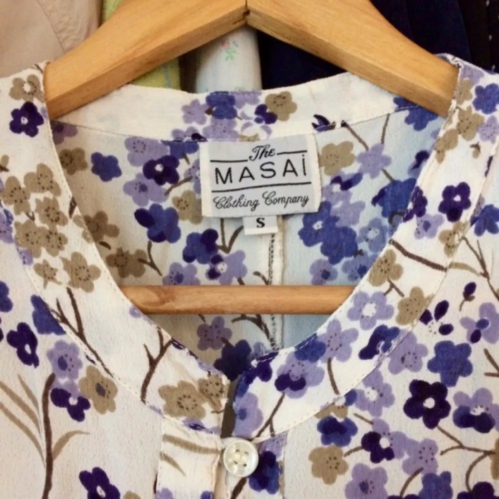 Säljer en blommig blus från The Masai clothing company. Härlig nu till våren och sommaren🌺🌷 . Blusar.