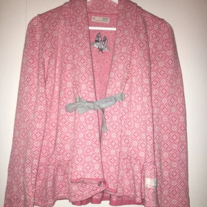  - jättefin kofta ifrån oddmolly som aldrig är använd, säljer pga för stor! Frakt tillkommer, nypris: 1900kr