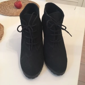  - Så gott som oanvända svarta mockaskor från Mango. Äkta mocka, storlek 40 men jag köpte dem för att de passade mig med strl 38,5-39, lite beronde på modellen. Säljs som obehövliga. 