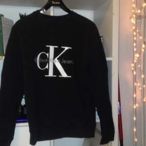 Calvin Klein tröja i grå, storlek S, använd några få gånger! Originalpris är ca 1000kr