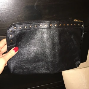  - Fin, liten, smidig väska att ha med sig när man ej orkar bära runt på en handväska. Handtag finns med. 