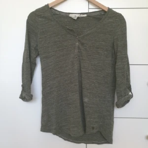  - Snygg militärgrön tröja med trekvartsärmar. Kan mötas upp i centrala Stockholm eller posta (köparen betalar frakten).