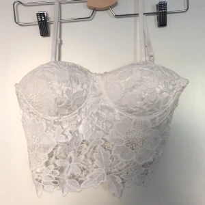  - Somrigt, vitt spetslinne. 40kr plus ev. Frakt