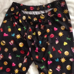  - Emoji-leggings! Dom är knappt använda, och är i ett glansigt material! 