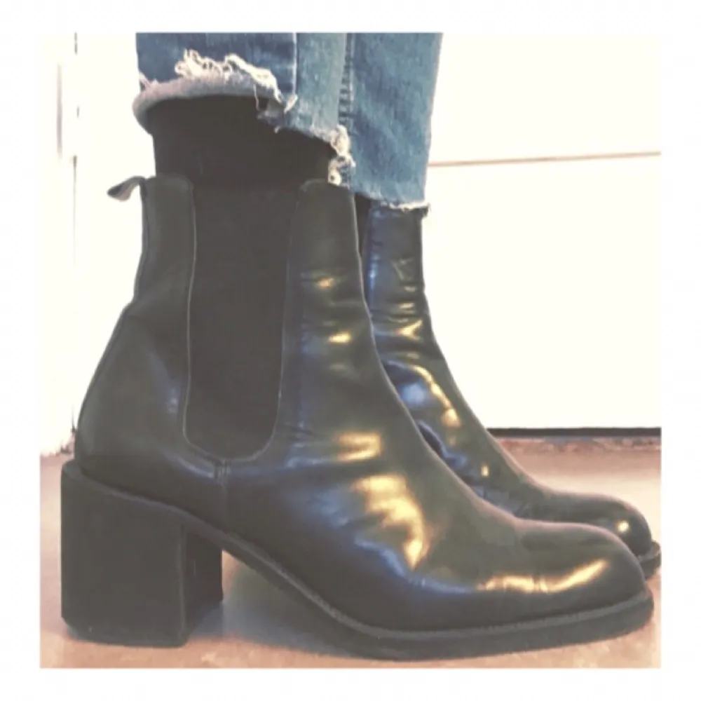 These leather boots are perfect for any occation. Size is 38,5.. Skor.