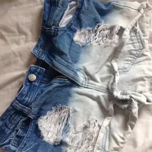 Dipdye blekta jeansshorts ifrån bikbok! 