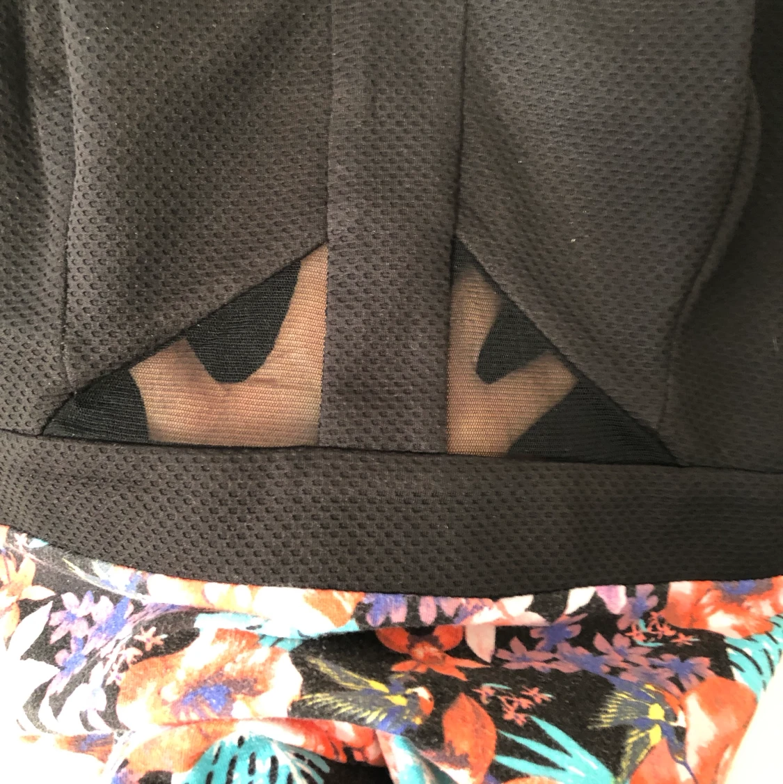 Klänning i svart, mesh och blommor - 91