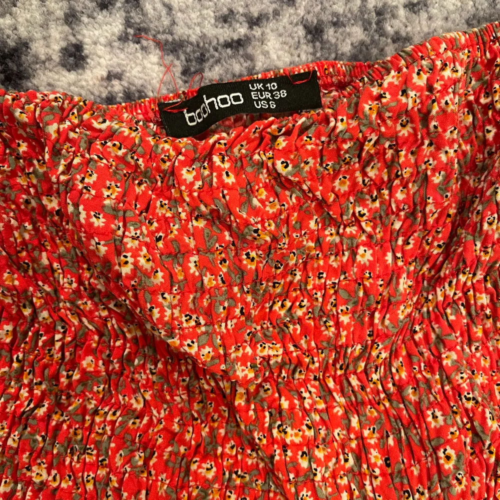 Blommig tröja från Boohoo, andvänd fåtal gånger, skicket är som ny. Storlek 36, står 38 men det är 36 (S/M). . Klänningar.