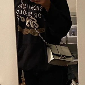 side bag - jag säljer min fina väska. jag har använt den några gånger, jag fick den av min syster. kanske två år sen. väskan passar med allt. 