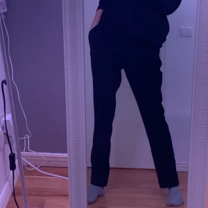 H&M kostymbyxor  - Säljer nu mina kostymbyxor då jag aldrig använt de, köpta secondhand i bra skick och lite stora i storleken. Brukar ha 38 men dessa va stora i midjan så skulle säga 38/40. De är lågmidjade. Kom privat för mer bilder eller frågor:)