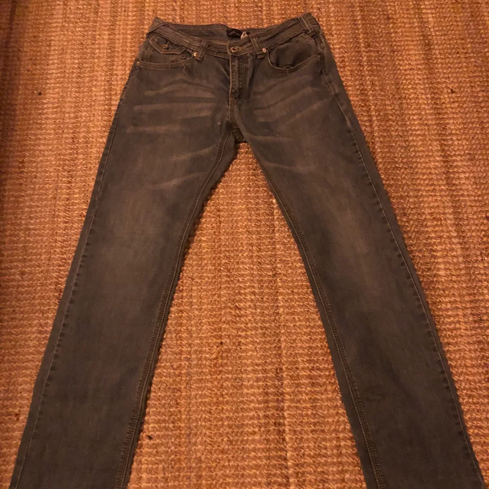 Coola baggy d&c jeans. Köpt här på Plick men var lite för små tyvärr :/ Passar dock perfekt i längd på mig som är 174. Fråga gärna om ni undrar över nåt. Jeans & Byxor.