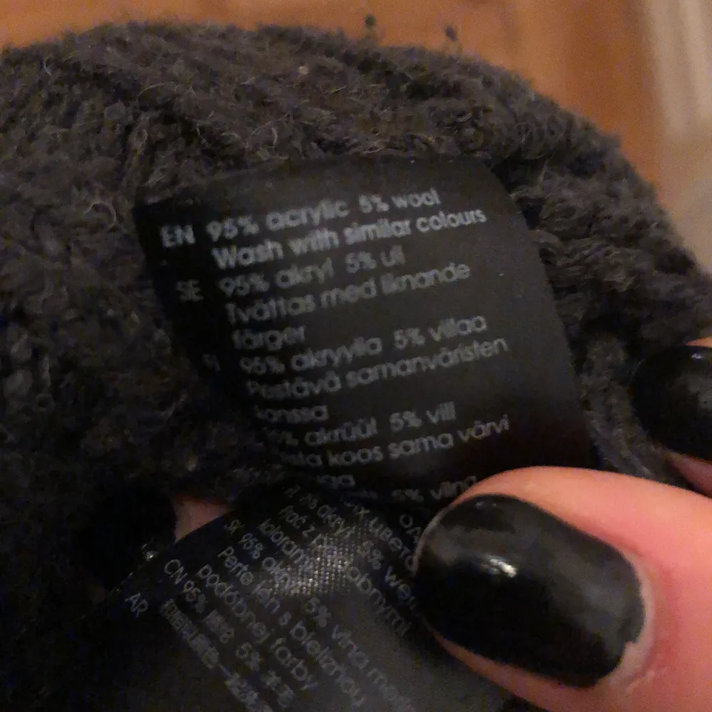 Mörkgrå stickad tröja med lite kabelstickat mönster framtill. Säljer för att den tyvärr inte kommer till användning.. Stickat.
