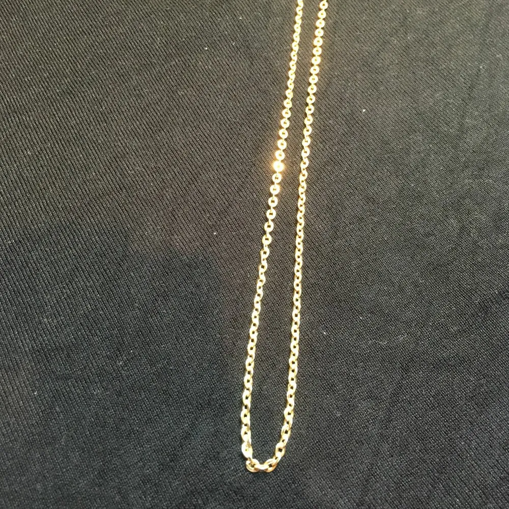 Guld halsband 18k längd 60cm bredd 0.4 vikt 14g. Accessoarer.