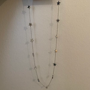 Halsband från edblad - Helt nytt halsband från edblad som jag fick i julklapp, nypris 400 kr tror jag💖 köparen står för frakt på 22 kr