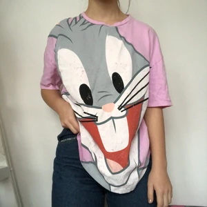 Looneytunes Tshirt  - Ball oversized Tshirt från zara. Trycket är menat att se slitet ut. Kom privat vid intresse. Köpare betalar frakt. Visas på en s